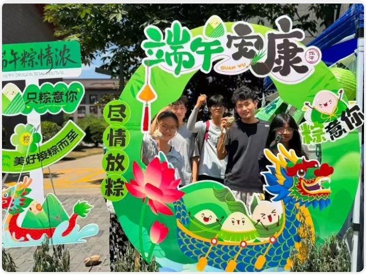 西安建大“楼妈妈”教学生包粽子 指尖非遗承载“家”文化