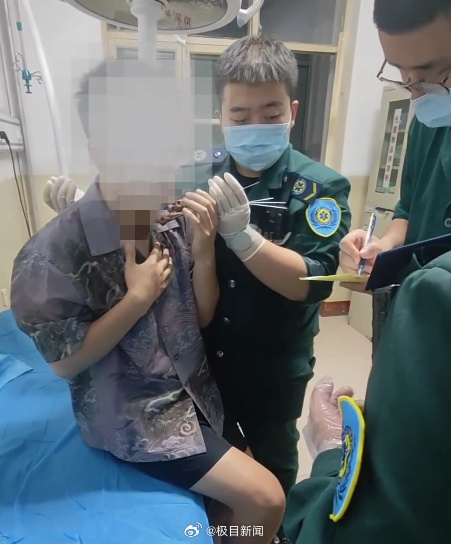 山西临汾一男子脖子被扎多根烧烤签 送医手术后已脱离危险