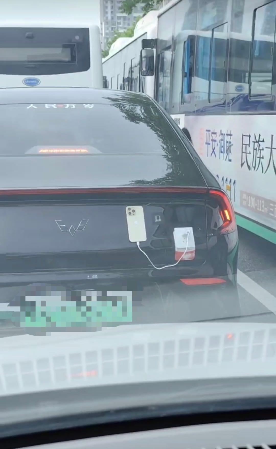 武汉街头一汽车尾部挂“手机”充电？交警：不违规也不提倡