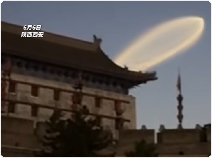 长征六号改运载火箭发射卫星成功 西安古建筑与火箭云同框