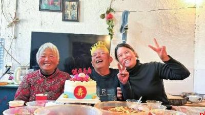 返乡女生记录农村日常 把爷爷打造成网红
