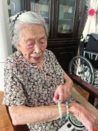 97岁的老太时刻美美哒