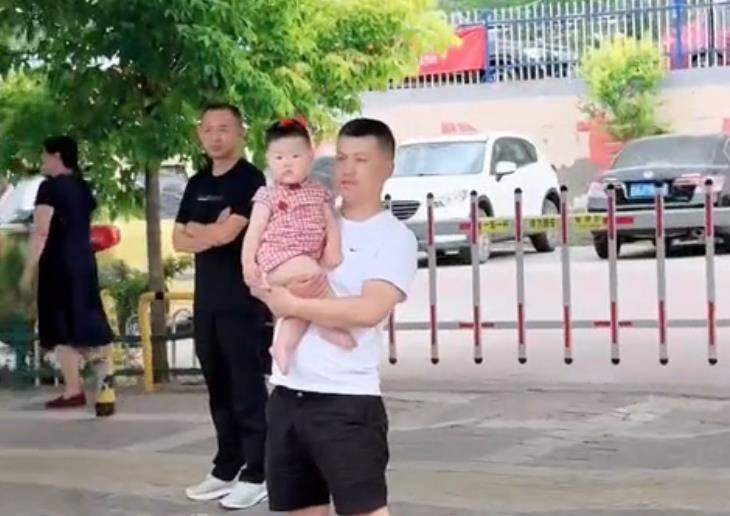 陕西榆林1岁男童穿旗袍送考 家长：希望参考的侄女旗开得胜