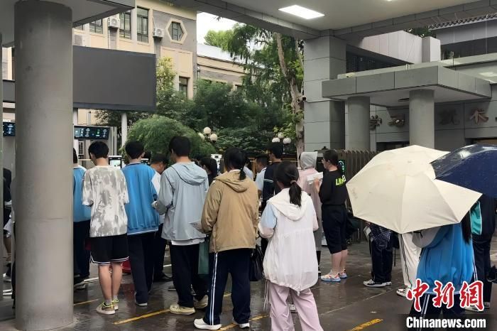 图为考生们排队步入考场。　张桐若 摄