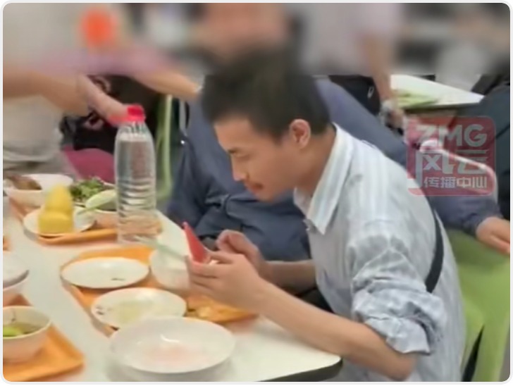 韦东奕在食堂吃饭时被多人轮番拍照 此前他称已受到舆论影响
