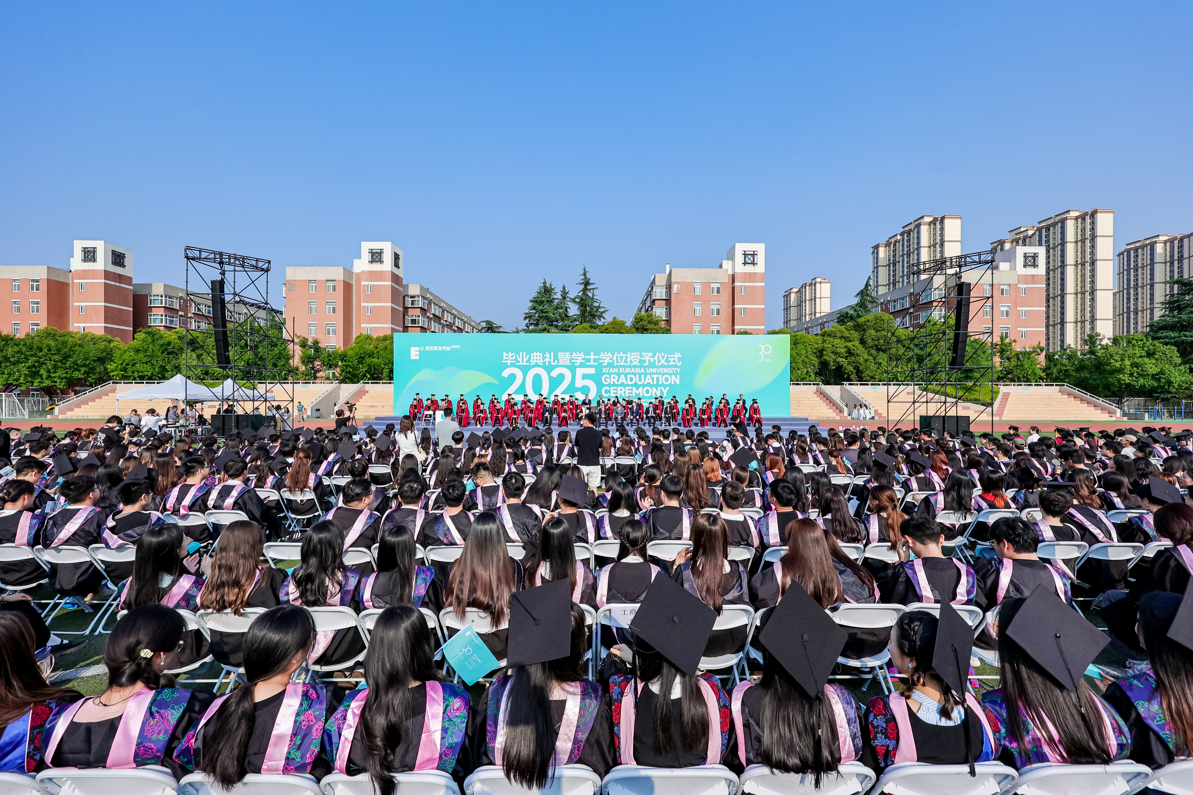 图2：2025欧亚毕业典礼现场.jpg
