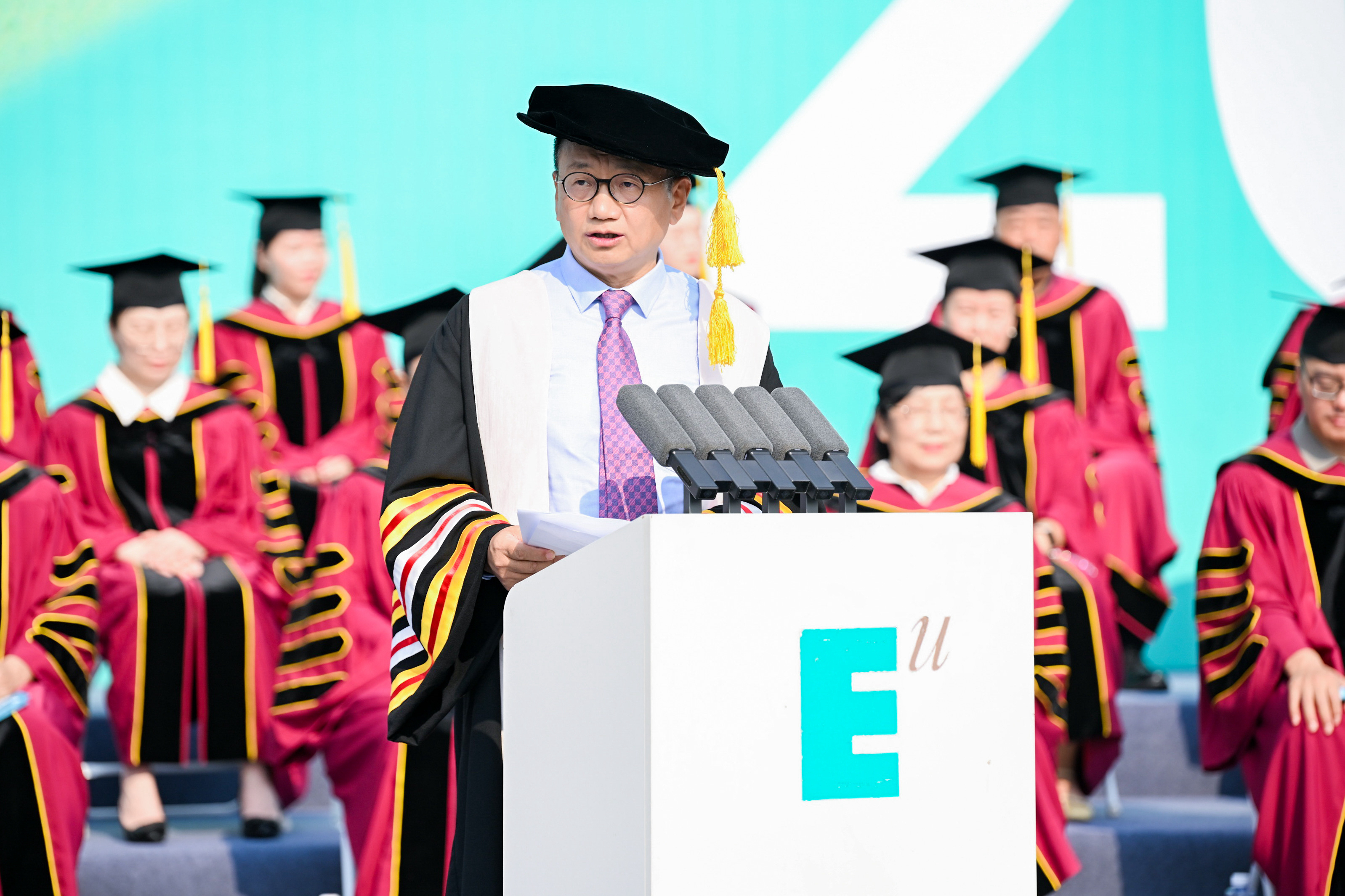 图1：西安欧亚学院创办人胡建波博士在2025年毕业典礼致辞.jpg