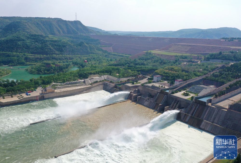 ↑ 这是6月23日在河南济源拍摄的小浪底水利枢纽工程调水调沙现场（无人机照片）。