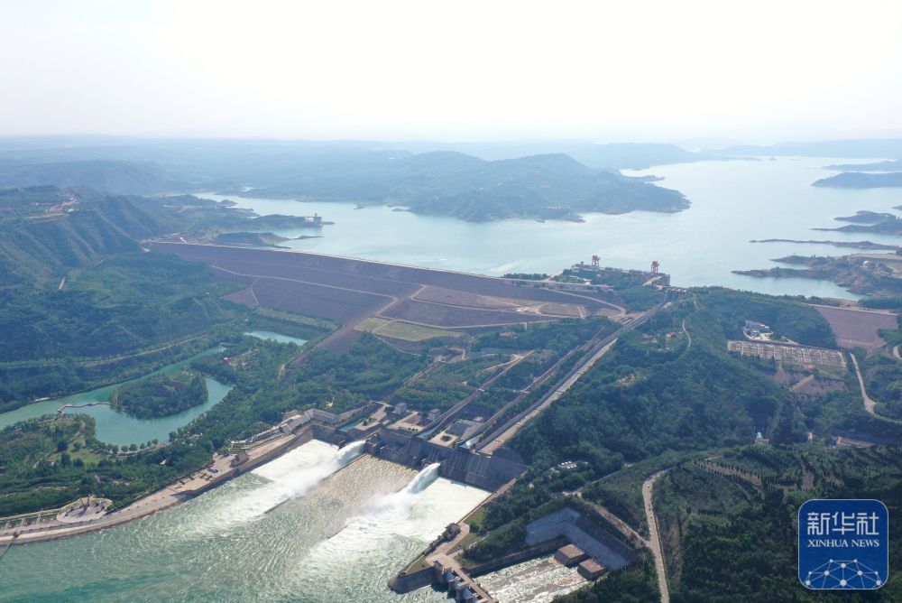 ↑ 这是6月23日在河南济源拍摄的小浪底水利枢纽工程调水调沙现场（无人机照片）。