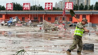 澎湃记者实拍洪水过后的贵州榕江：“村超”球场积满淤泥