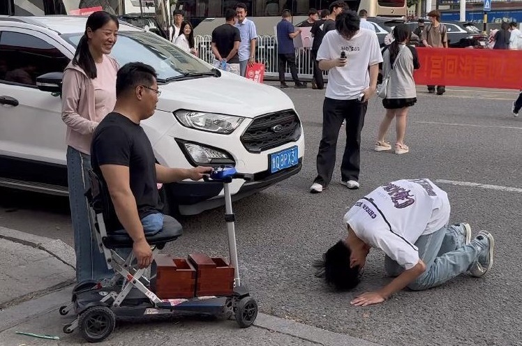 考场外跪谢无腿父亲的男生高考成绩公布 父亲：儿子想去当兵