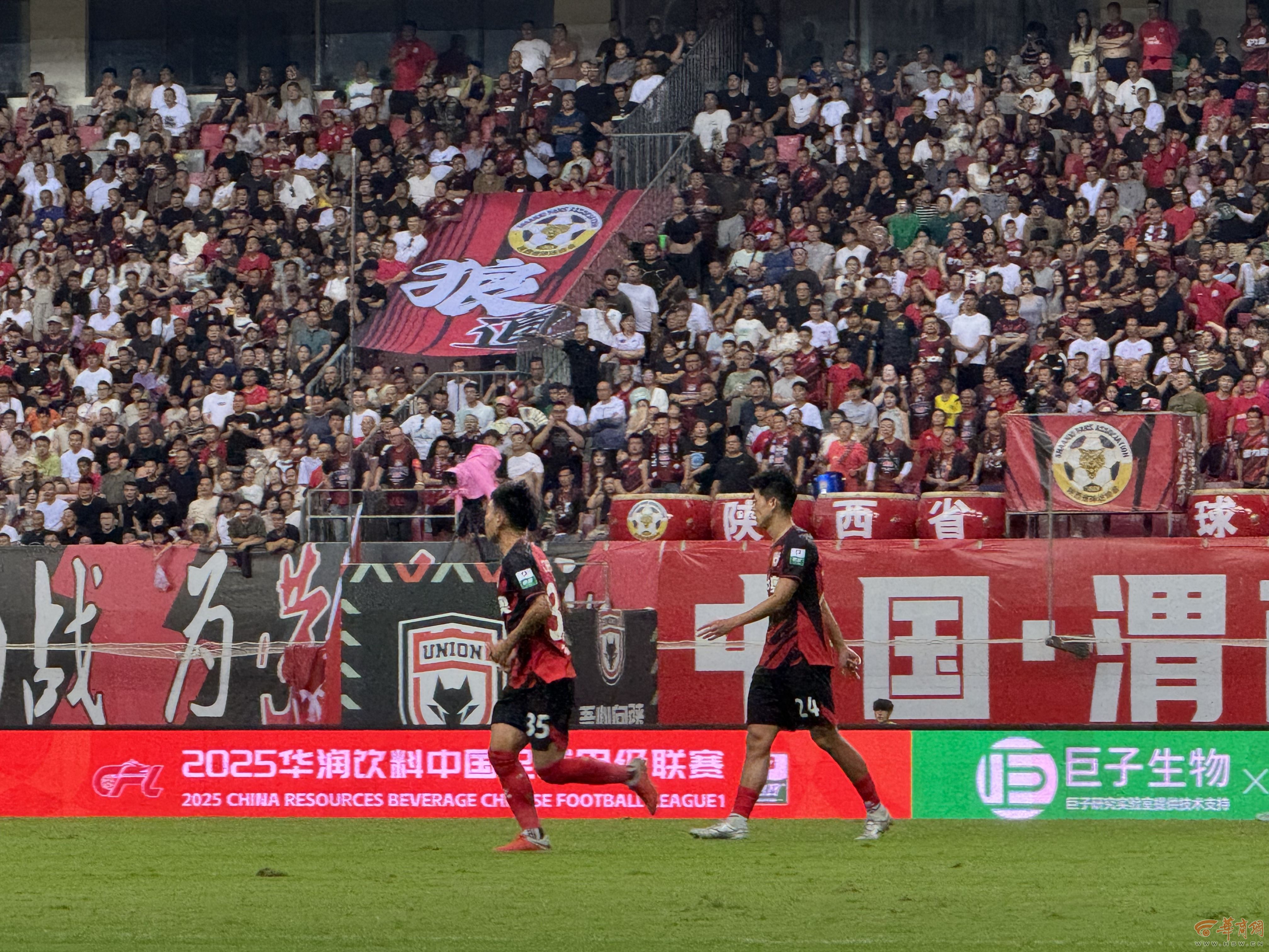 HnltFlyKe5ReFpDX.jpg