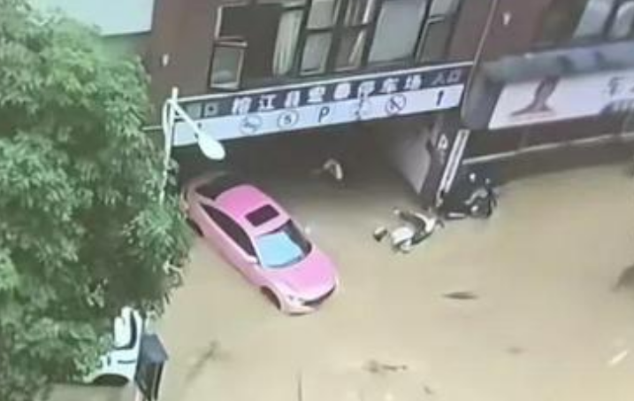 榕江一女子挪车时被洪水冲进地下车库：靠游泳自救逃生