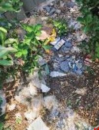 公交站地砖破损 十多天无人修