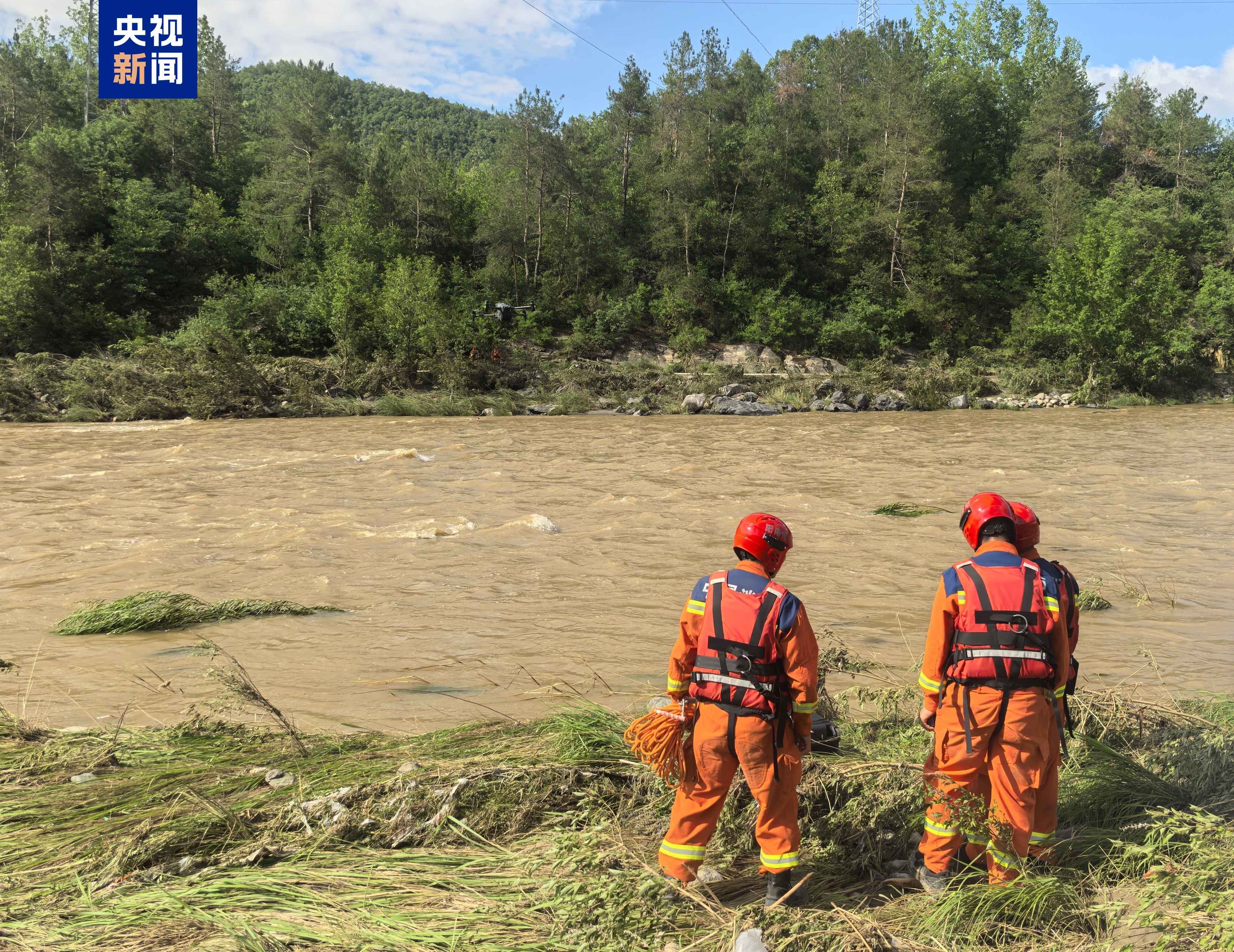 河南西峡强降雨引发山洪 超800人投入抢险救援