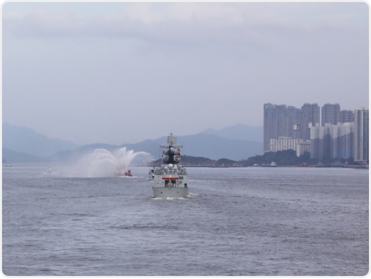香港海陆空全方位欢迎山东舰航母编队抵港