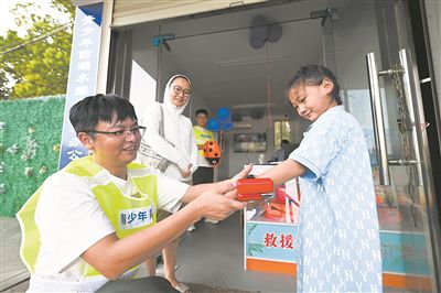 在江苏省泰州市海陵区东河小游船码头“青少年防溺水救助站”旁，小朋友体验水下救生速浮手环。