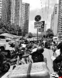 这些路段车辆违停问题记者已向交管部门反映