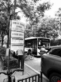 这些路段车辆违停问题记者已向交管部门反映