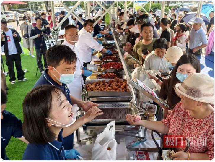 五星级酒店摆小吃摊半小时售罄 经理：不在乎别人说掉价