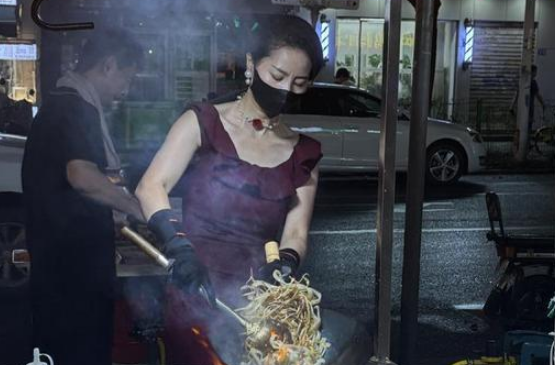 300万粉丝的“炒粉姐”摆摊 路人：本人比视频里好看