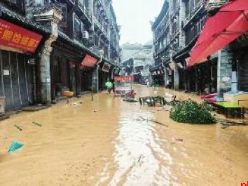 暴雨突袭 抢险进行时