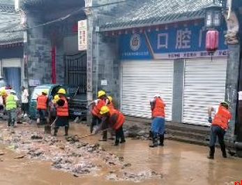 暴雨突袭 抢险进行时