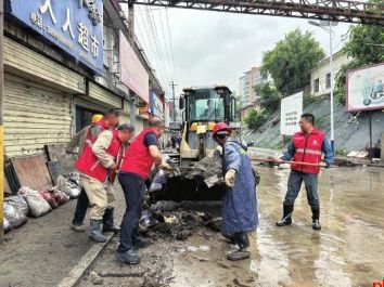 暴雨突袭 抢险进行时