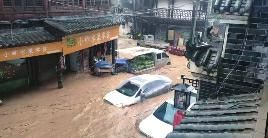 山阳遭遇暴雨 漫川关镇部分商铺进水 多部门一线抢险