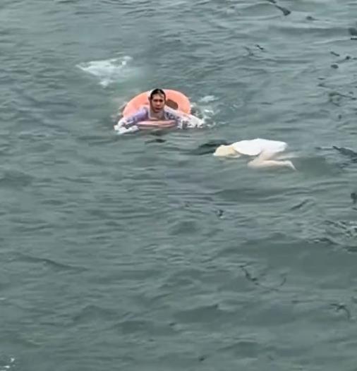 青岛玉米大姨跳海救人后重回原地摆摊 网友呼吁给她安排固定摊位