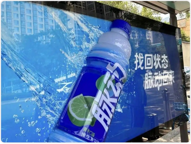 根本挤不进站台！3D广告挤占公交站空间引市民不满