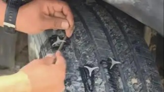 甘肃警方通报“青甘大环线三车12胎被扎”：嫌疑人被抓