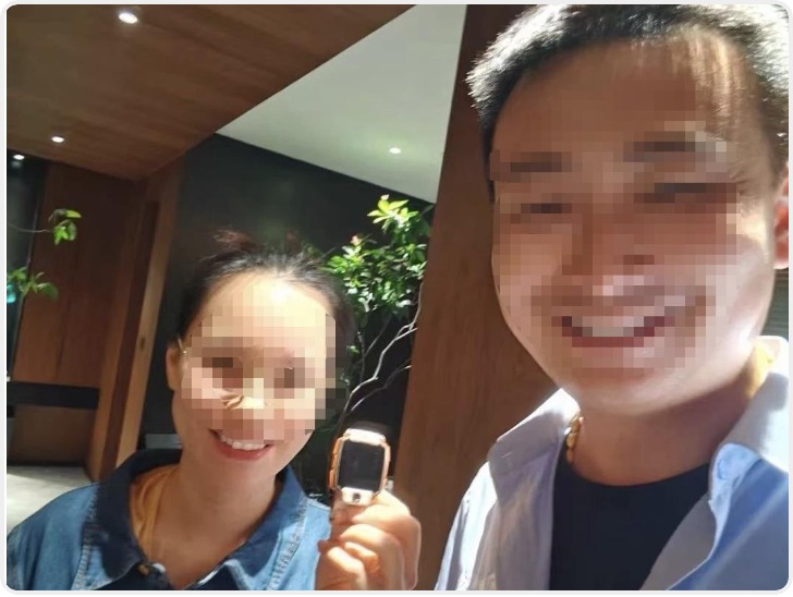 环卫工4小时翻8吨垃圾找回儿童手表值吗？当地官媒删除报道