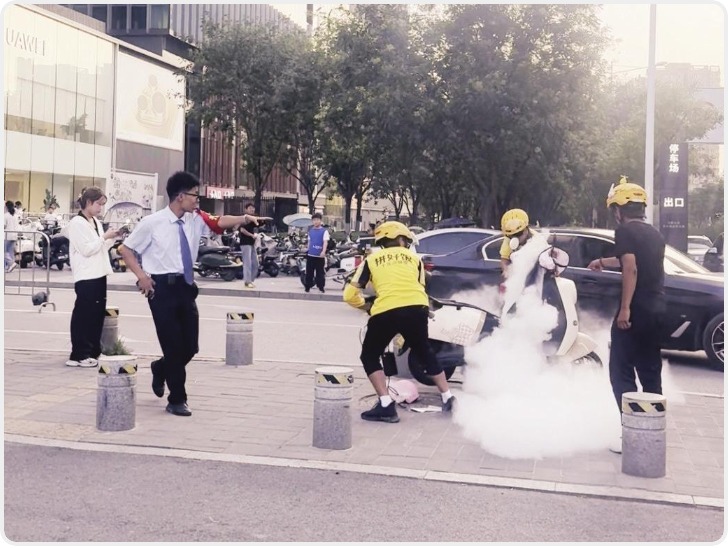 路遇电动车起火 西安三名外卖员及时扑救