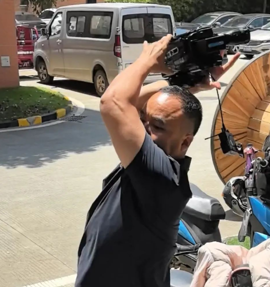 长沙一消费者买到不达标电缆 公司负责人推搡记者砸摄像机