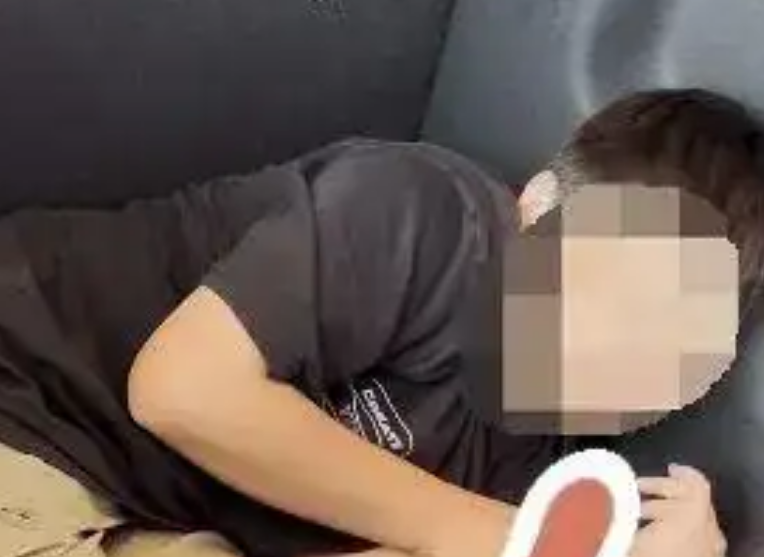 9岁男孩与亲爸后妈出门被塞后备箱 生父：孩子是自愿的
