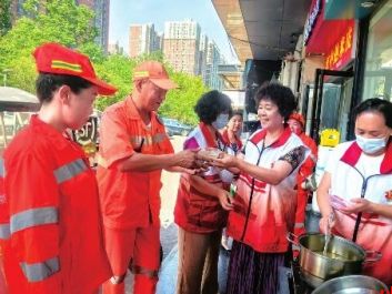 莲湖区解家村新社区有位“闲不住”的康大姐