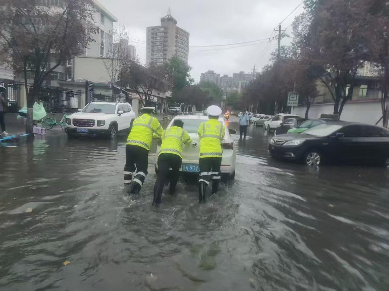 交警合力推出被困车辆