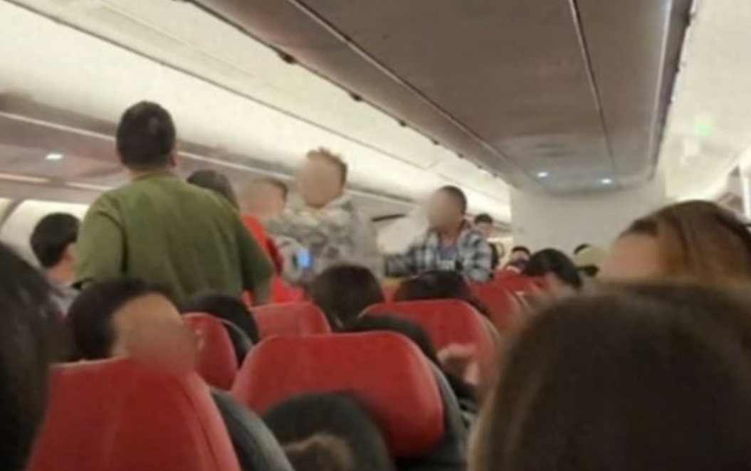 飞机即将降落俩旅客“大打出手” 目击者：太离谱了