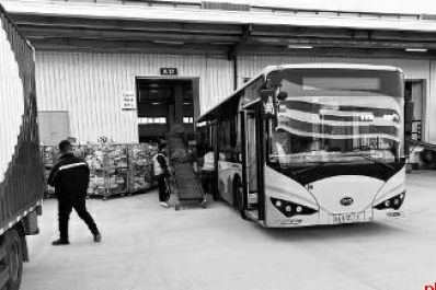 西安有公交车“兼职”送快递