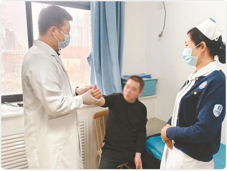空军第九八六医院医疗团队为多名患者精准再造手指
