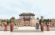 开城列阵 迎游客