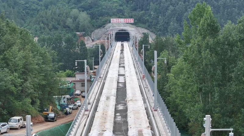 西十高铁陕西段全线隧道贯通 建设进入‘加速度’