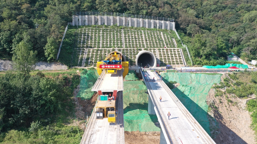 西康高铁线桥梁架设完成 预计2026年通车