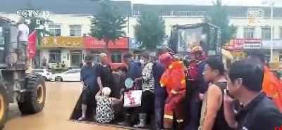 北京大哥用铲车救出80多名被困群众