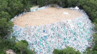 福建云霄沿海防护林被曝光多个“垃圾山” 当地连夜清运