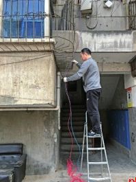 鸡毛蒜皮啥都管 他是小区的“热心肠”