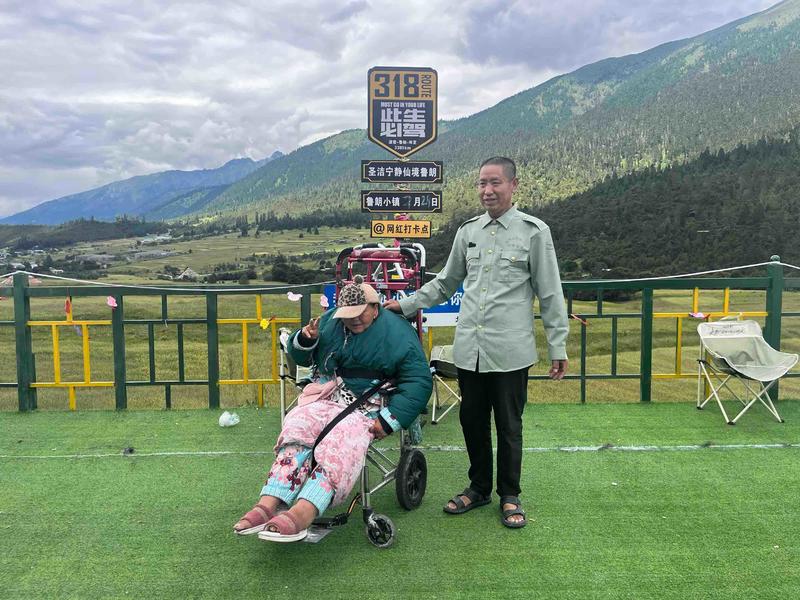 71岁的他硬核宠妻 8年来带着瘫痪妻子自驾游全国