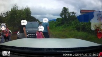 男子还原“奔驰女司机亮证逼迫让路”过程：此前曾多次向相关部门反映