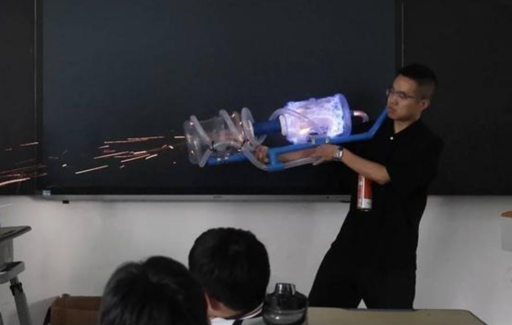 物理老师自制“等离子炮”走红：材料很常见 花了2个月